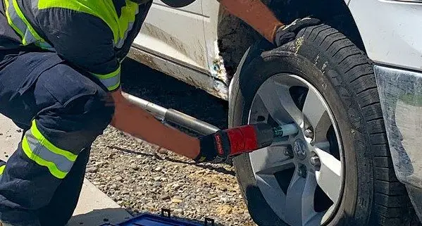 24/7 Roadside Assistance tire change